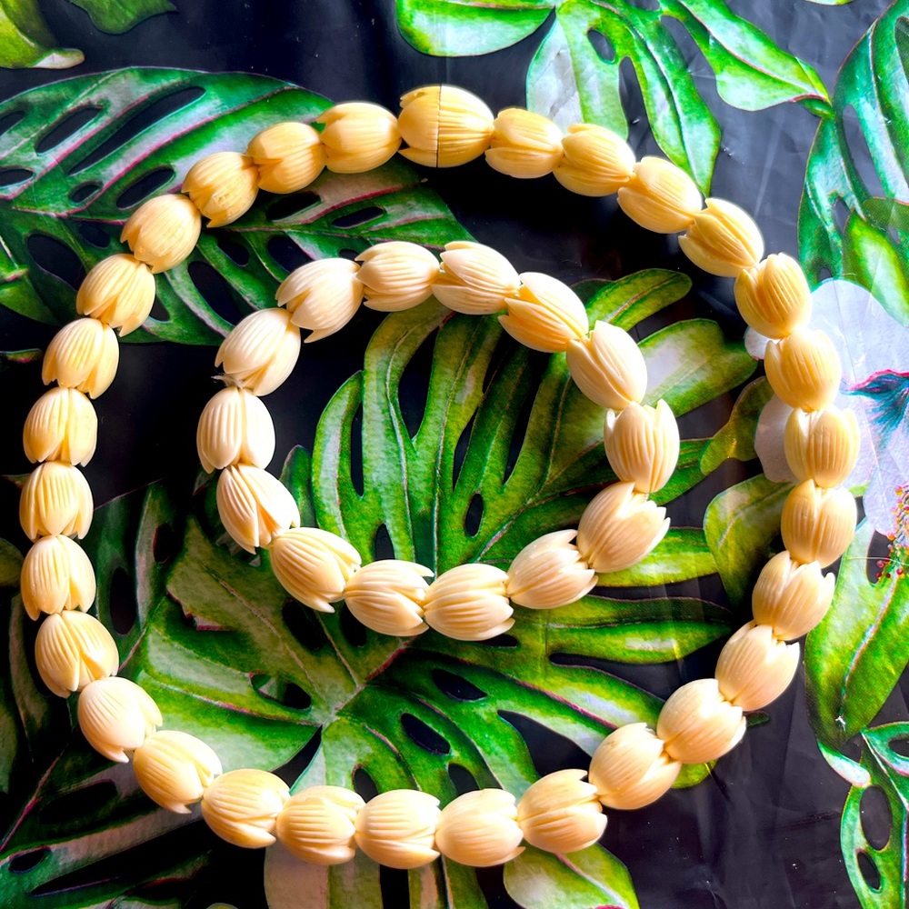 Hawai’i Vintage 🏝Bovine Carved Pikake Lei Hawaiian necklace